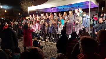 27.12. 2022 zazpíval Žďáráček při rozsvícení vánočního stromku